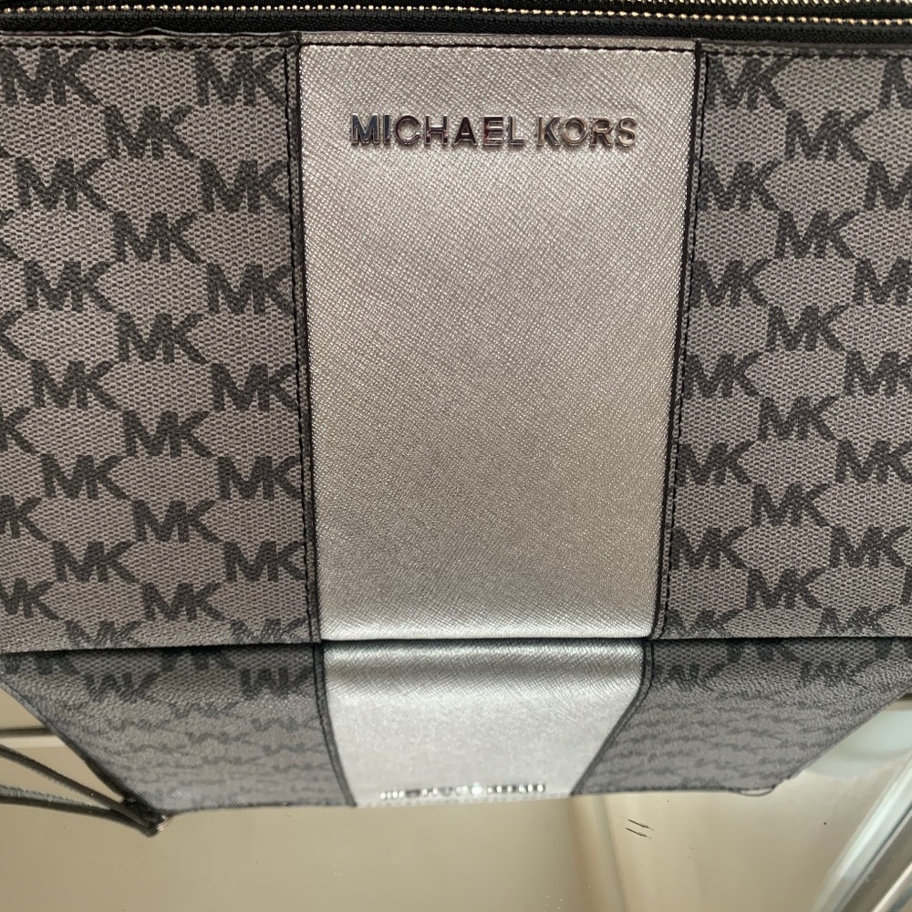 MICHAEL KORS (MK)